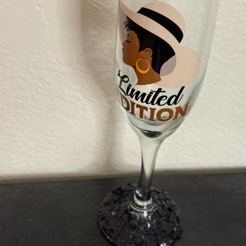 Chic Glass with Black Base and Art Design